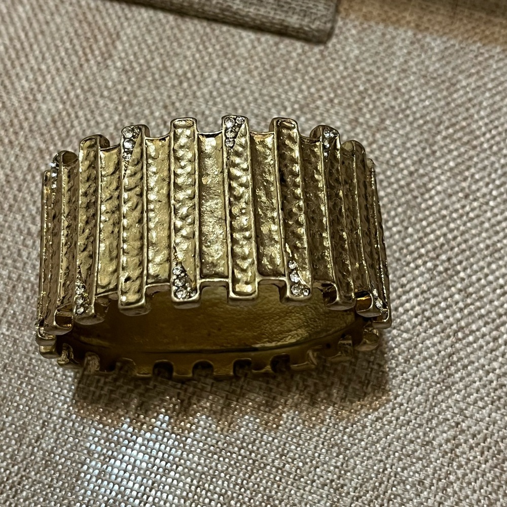 Elegant Gold Textured Women's bracelet - Picture 2 of 5